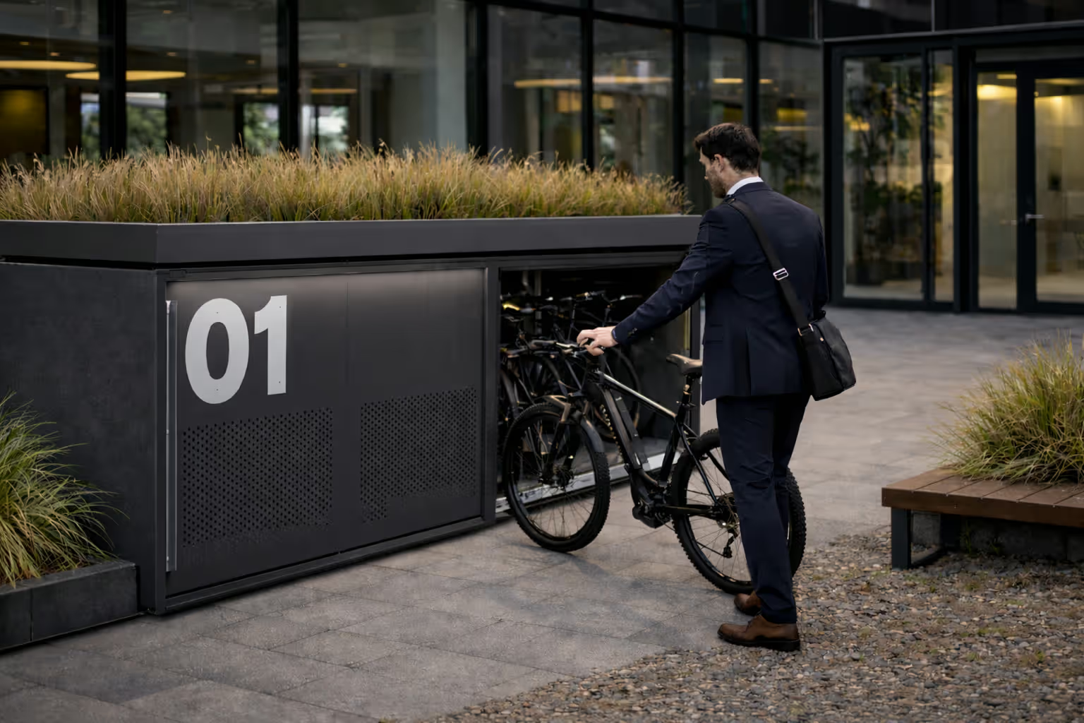 Mies pysäköimässä pyörää SafePod-älysäilytysjärjestelmään